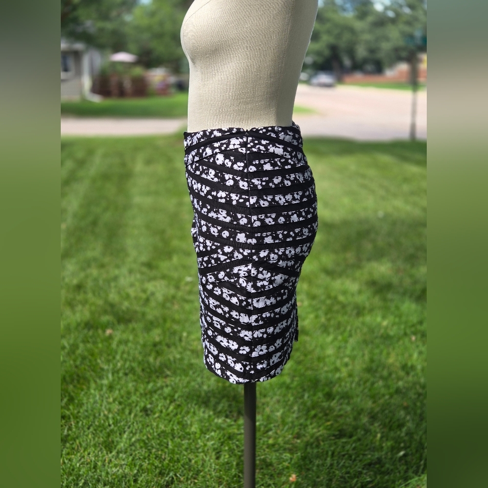 White House Black Market Black and White Patterned Pencil Skirt - Picture 5 of 7